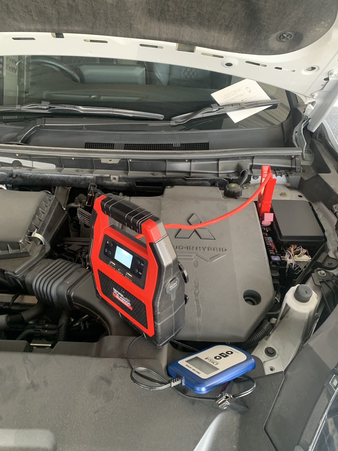 ポータブルジャンプスターターとデジタルバッテリー診断機（DS4）を使用したバッテリー上がり救援・点検作業