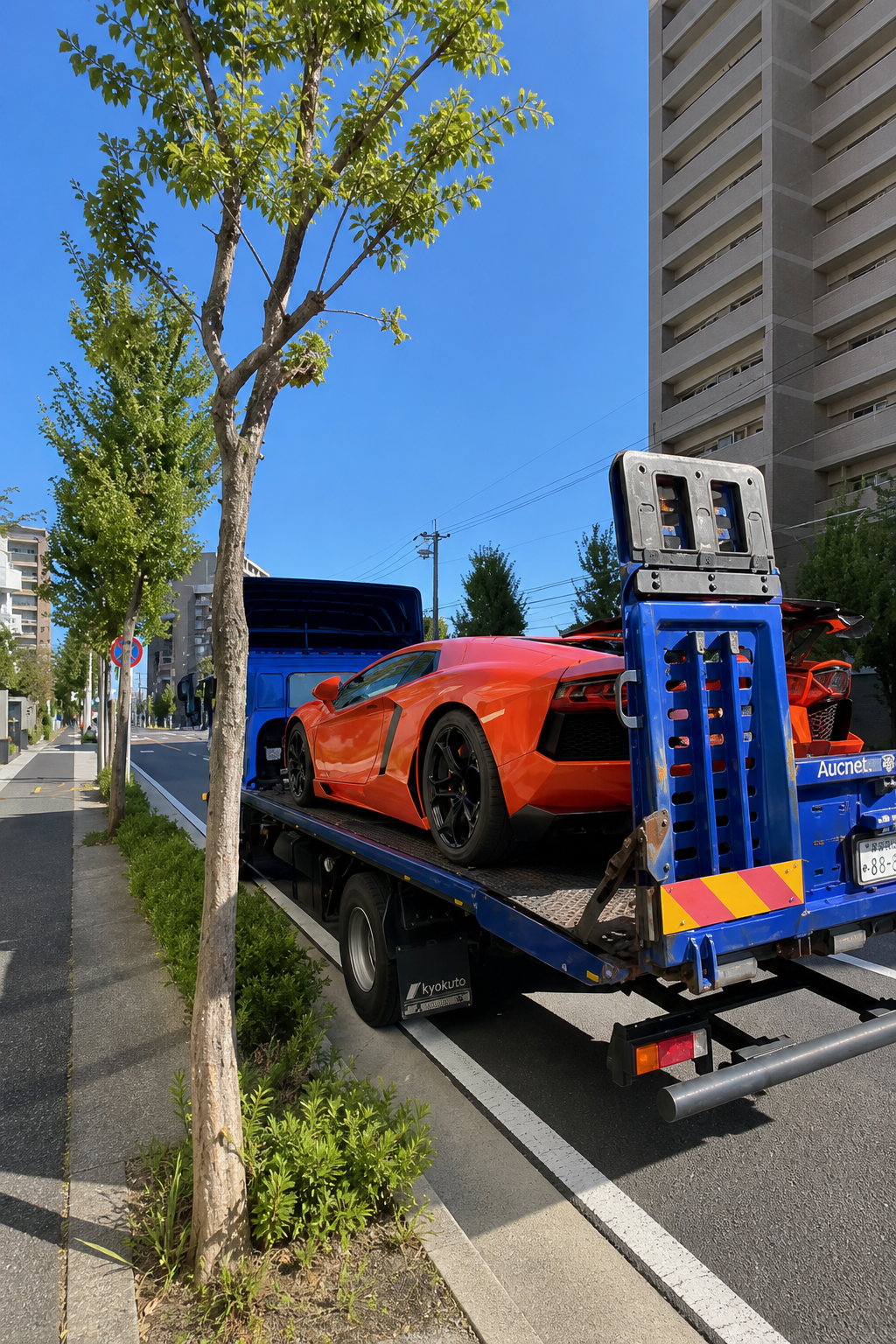 低車高車を積載した昼間の様子